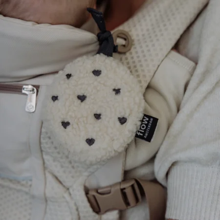 Flow Amsterdam Comforter On The Go – musikuro til barnevogn med hvid støj, fastgjort til bæresele ved sovende baby, Mrs. Mama.