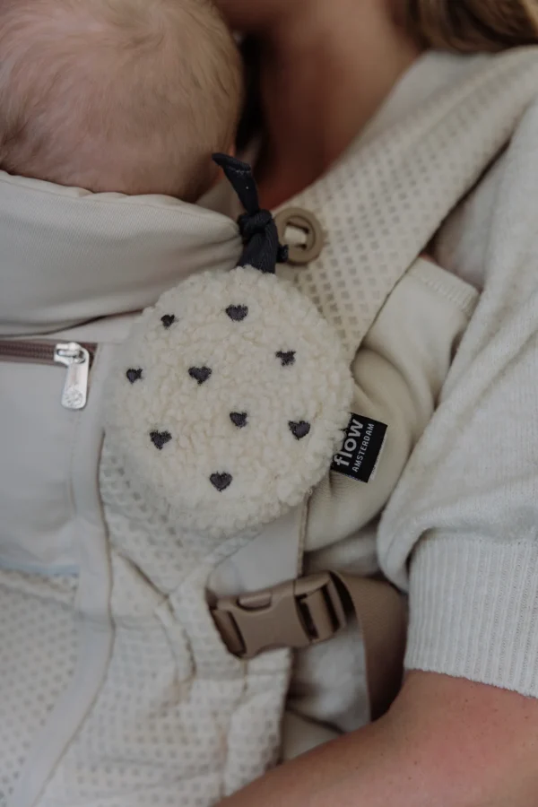 Flow Amsterdam Comforter On The Go – musikuro til barnevogn med hvid støj, fastgjort til bæresele ved sovende baby, Mrs. Mama.