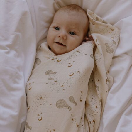Baby svøbt i blødt musselin svøb i økologisk bomuld fra That’s Mine – Dreamily print