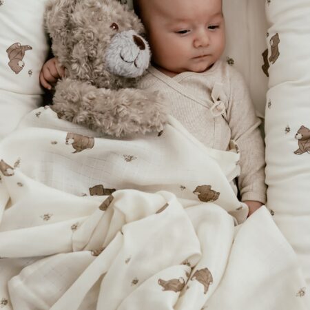 Baby sover trygt med That’s Mine musselin svøb med sødt bjørneprint i økologisk bomuld.