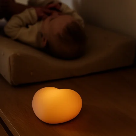Natlampe til baby med varmt lys på pusleplads – giver ro og tryghed ved natamning | MrsMama