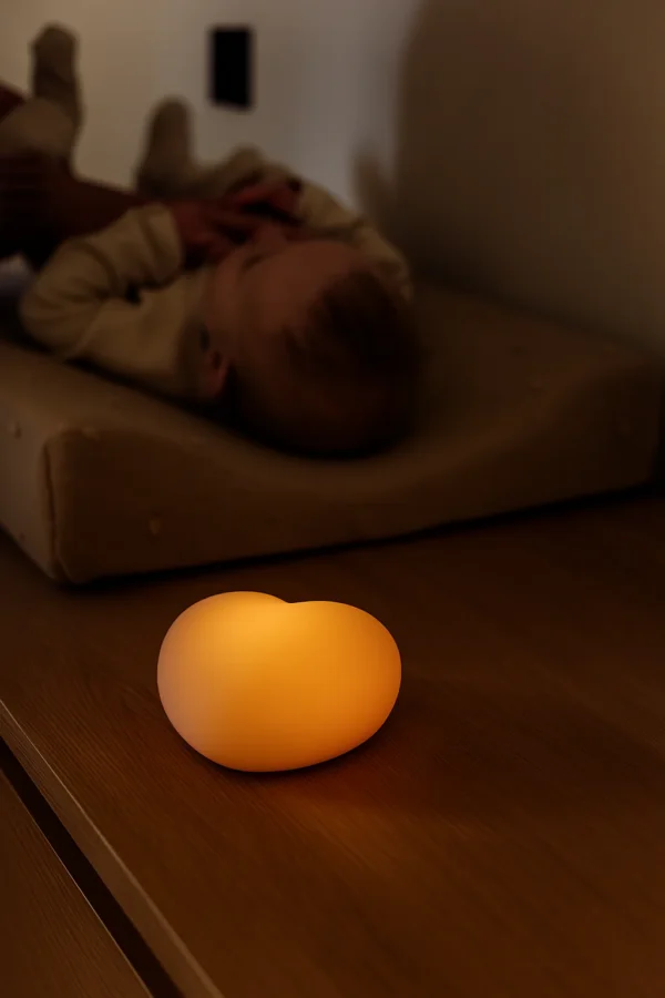 Natlampe til baby med varmt lys på pusleplads – giver ro og tryghed ved natamning | MrsMama