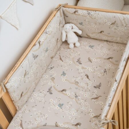 Sengekant til baby Birdsong – blød og sikker sengekant i bomuld med fugleprint, der giver tryghed og ro i tremmesengen.