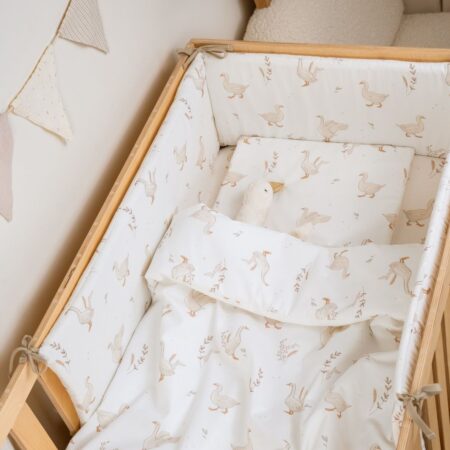 Sengerand til tremmeseng med gåsemønster – blød og sikker beskyttelse til baby i økologisk bomuld.
