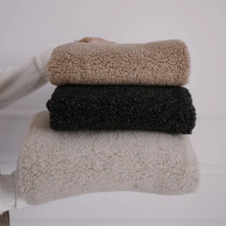 Baby tæppe uld i naturfarver fra Zaffiro – bløde og varme tæpper i 100 % lammeuld, ideelle til barnevogn, seng og hygge.