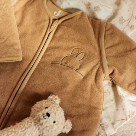 Babysovepose 6 måneder i brun frotté fra Jollein med sødt kaninbroderi Hvis