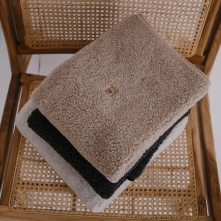 Foldede babytæpper i lammeuld i naturfarver – bløde, bæredygtige og varme tæpper til baby