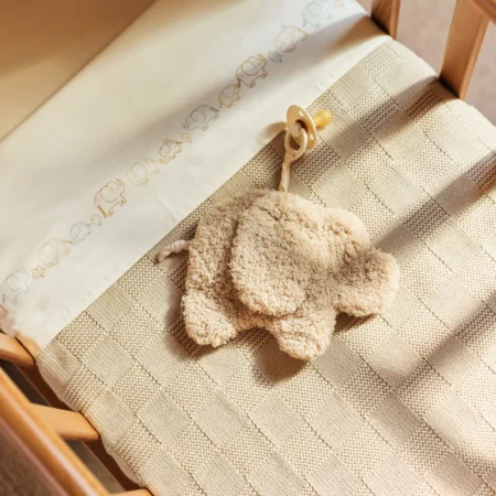 Nusseklud baby i blød elefantform fra Jollein – perfekt som tryghedsklæde til nyfødte.