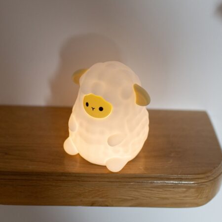Silikone natlampe formet som et lille lam med blødt LED-lys fra MARY’S.