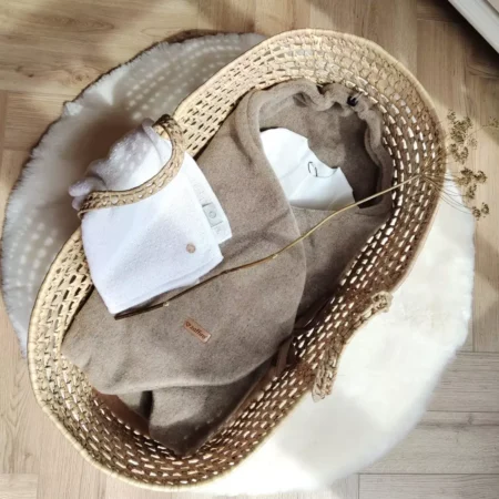 Uld svøb i beige uld fra Zaffiro lagt i Moseskurv