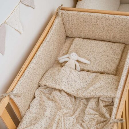 omplet tremmeseng sæt med sengerand, babydyne, babypude og stræklagen i blød bomuld med beige bladprint – skaber en tryg og rolig soveplads til baby