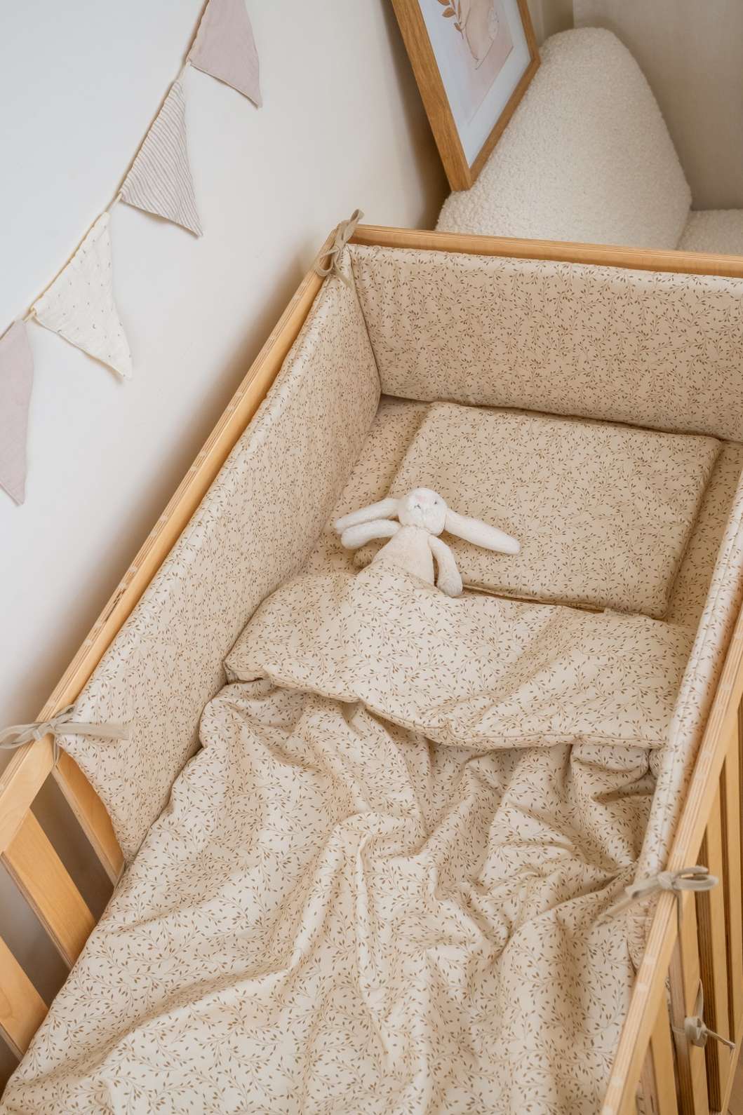 omplet tremmeseng sæt med sengerand, babydyne, babypude og stræklagen i blød bomuld med beige bladprint – skaber en tryg og rolig soveplads til baby