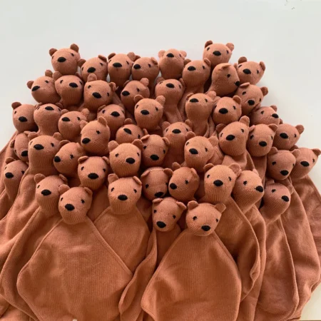 Hvid Teddy Tokki nusseklud i blød merinould til baby – tryg og beroligende nusseklud.