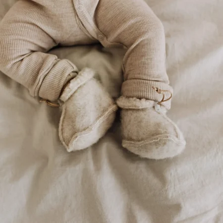 Babysutsko i merinould på babyfødder – temperaturregulerende og bløde uldsutsko