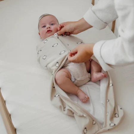 Baby iført babysvøb med lynlås fra Meyco Baby, der giver tryg og sikker søvn