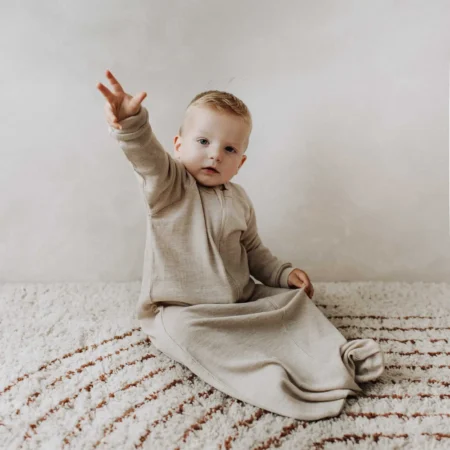 Merinould sovepose til baby i 100% uld, der giver tryg og temperaturregulerende søvn i et naturligt sovemiljø