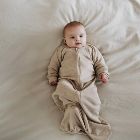 Uldsovepose baby i 100 % merinould, der regulerer temperaturen og giver tryg søvn