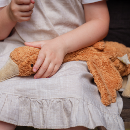 Varmebamse til baby fra Senger Naturwelt formet som en blød gås i økologisk bomuld – giver tryghed, varme og ro til baby og små børn.