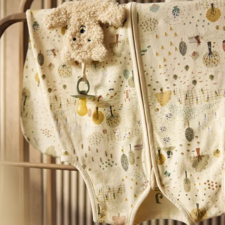 Sovepose baby TOG 0.5 Jollein sommersovepose i bomuld med naturprint til baby og nyfødt hængende på tremmeseng
