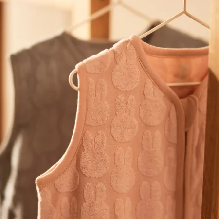 Sovepose til børn og baby i blød bomuld med kaninmotiv – let og åndbar sommersovepose til baby, OEKO-TEX certificeret sovepose til tryg søvn i varme nætter.