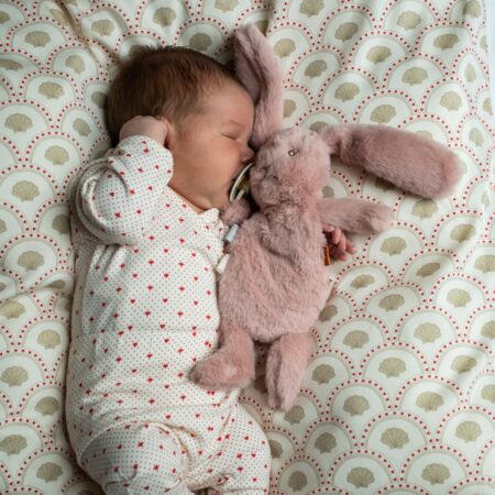 Tyngdebamse mini baby rose tyngdebamse nusseklud til babysøvn og tryghed ved puttetid