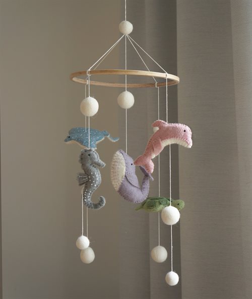 Uro fra Gamcha med havdyr i uld håndlavet babyuro til seng og pusleplads der skaber ro og tryghed for baby