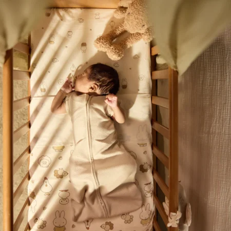 Baby sovepose newborn med svøb funktion i OEKO-TEX bomuld (TOG 0.5) – baby ligger trygt og sover roligt i tremmeseng