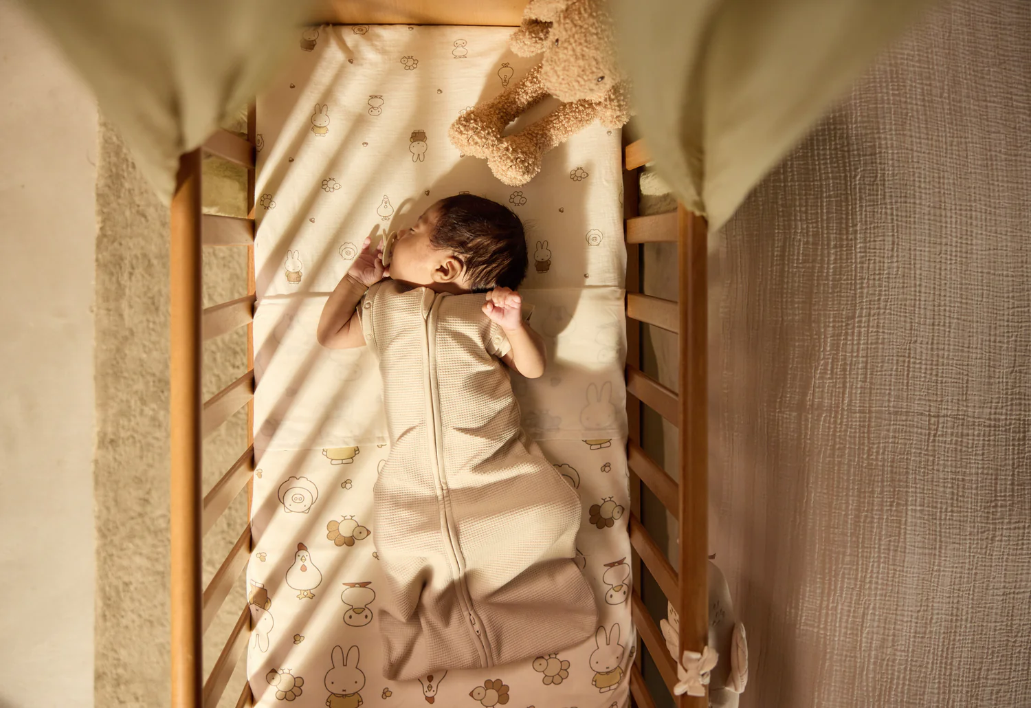 Baby sovepose newborn med svøb funktion i OEKO-TEX bomuld (TOG 0.5) – baby ligger trygt og sover roligt i tremmeseng