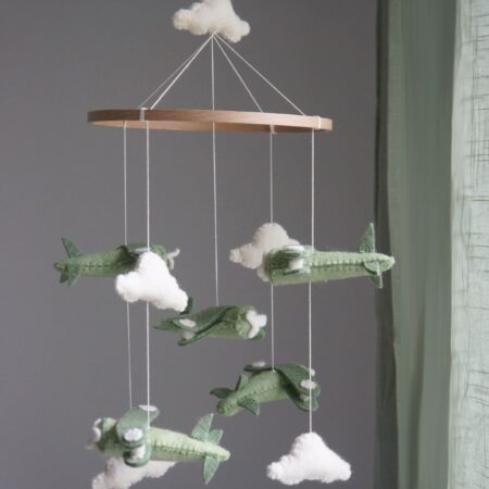 abyuro i filt med grønne flyvemaskiner og skyer til babyværelse