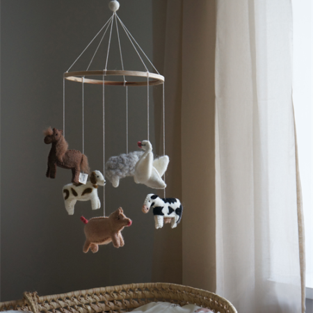 Filt uro med bondegårdsdyr i uld over babyseng