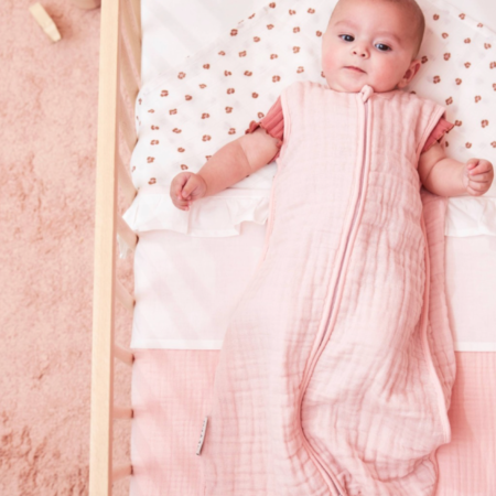 Baby i musselin sovepose fra Meyco i lyserød – let og åndbar sovepose til varme nætter