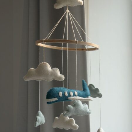 Uro i filt med blå flyvemaskine og skyer til babyværelse